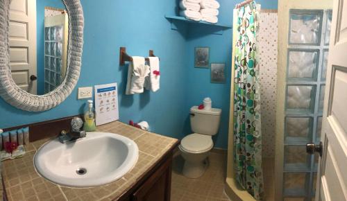 Een badkamer bij Coral Cove Inn