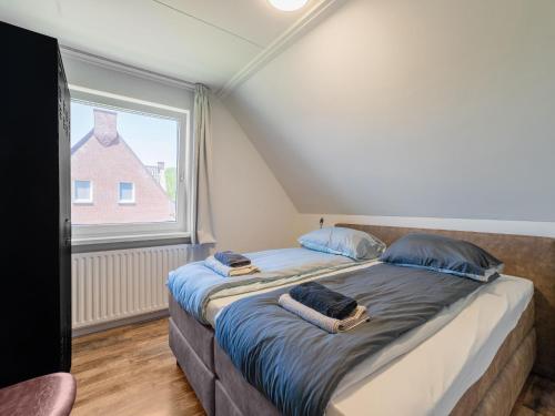 een groot bed in een kamer met een raam bij Cozy holiday home in Oploo in a wonderful environment in Oploo