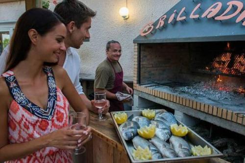 un groupe de personnes buvant du vin et regardant de la nourriture dans l'établissement Super Mobile-Home Hibiscus climatisé Top confort Camping Fun 4*, à Valras-Plage