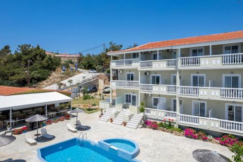 eine Luftansicht eines Hotels mit Pool in der Unterkunft Boutique Giannikis By The Beach in Limenaria