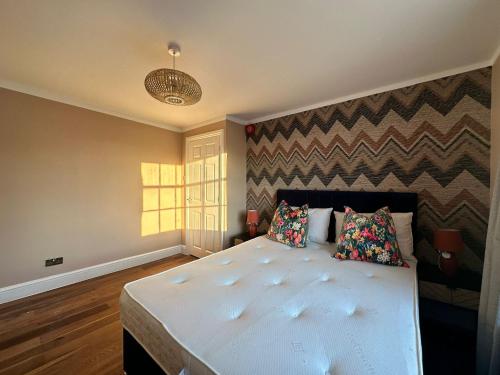 una camera con un grande letto bianco di Funky 1 Bedroom Apartment Next to the Sea a Brighton & Hove