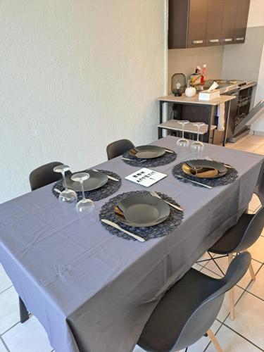 une table avec un chiffon bleu dans l'établissement Chez David, à Cholet