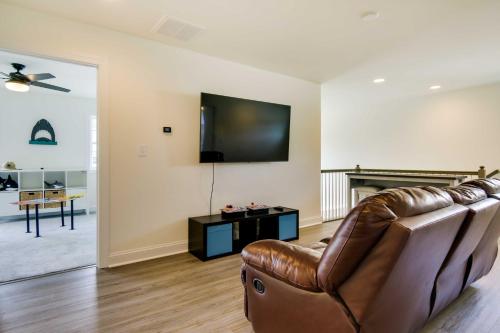a living room with a leather couch and a flat screen tv at Ocean View Home with Kayaks about 2 Mi to Bethany Beach in Ocean View