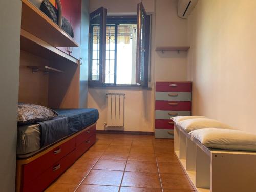 Habitación pequeña con 2 camas y ventana en Accanto a Firenze, en Prato