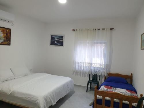 a bedroom with a bed and a window at Bar-Restaurant-Hotel-Familja in Klos