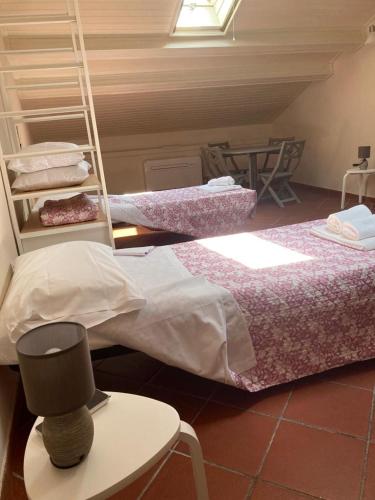 Cette chambre comprend 3 lits superposés et une table. dans l'établissement Eugenio, à Pise