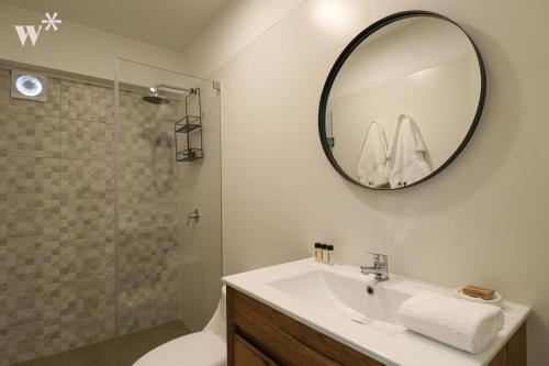 um banheiro com uma pia e um espelho em Solar by Wynwood House em Lima