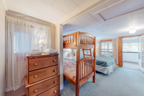 1 dormitorio con litera y vestidor en Rustic Lake Retreat en Standish