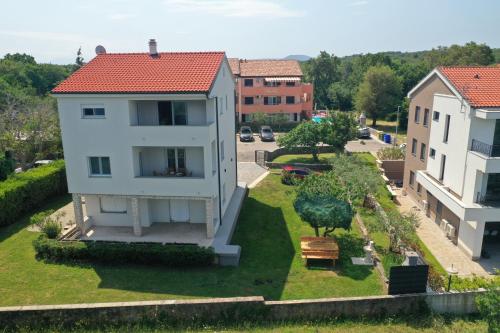 an aerial view of a house with a yard at Apartment Karmen in Šilo