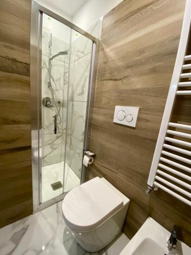 a bathroom with a toilet and a shower at ARBI VENICE STATiON in Mestre