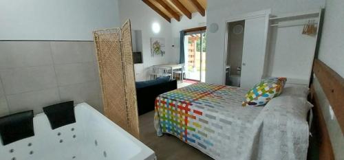 - une chambre avec un lit et une baignoire dans l'établissement El Molino 4, à Muros de Nalón