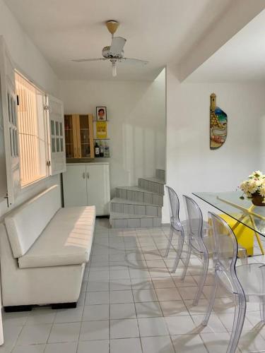 a living room with a table and chairs and a kitchen at casa de 4 quartos perto do Forte Orange Itamaracá in Itamaracá