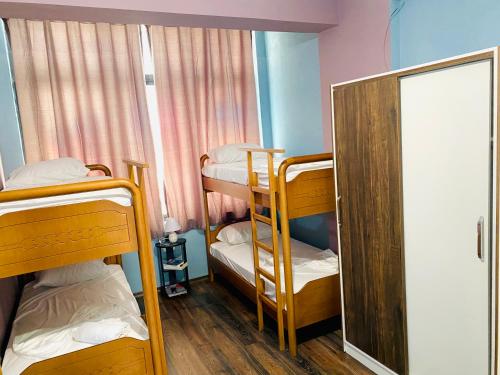 Zimmer mit 2 Etagenbetten und einem Spiegel in der Unterkunft KB Downtown Gjirokaster in Gjirokastër