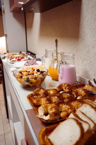 een toonbank met gebak en ander eten erop bij Hotel Monet in Mar del Plata