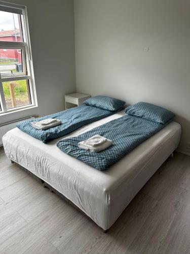 Postel nebo postele na pokoji v ubytování Fisherman Guesthouse Flateyri