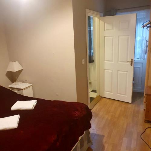 um quarto com uma cama e uma porta branca em John Street Guest House em Kilkenny