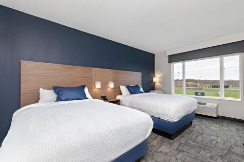 En eller flere senge i et værelse på Holiday Inn Express Kansas City North Parkville by IHG