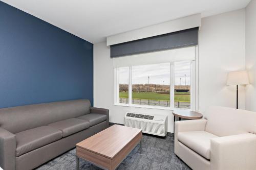 Et opholdsområde på Holiday Inn Express Kansas City North Parkville by IHG