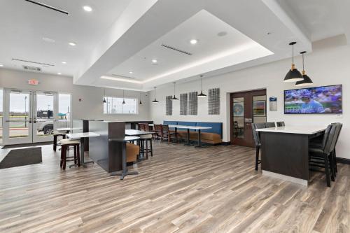 Et tv og/eller underholdning på Holiday Inn Express Kansas City North Parkville by IHG