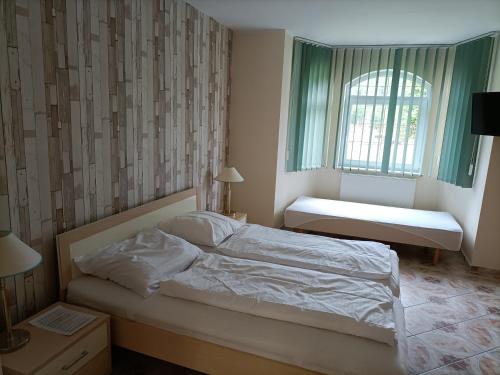 a small bedroom with a bed and a window at Willa Sielanka in Karpacz