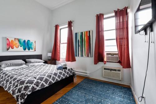 1 dormitorio con 1 cama y 2 ventanas en Cozy Apt 3BR/2Baths in NYC en Nueva York
