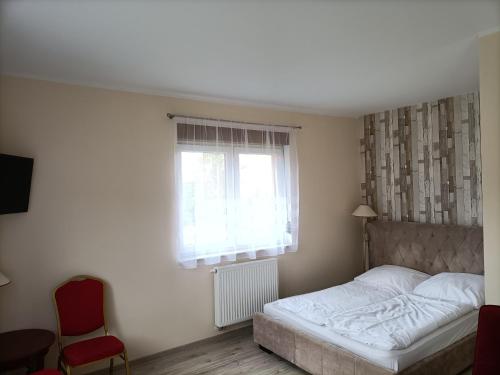 a bedroom with a bed and a window at Willa Sielanka in Karpacz