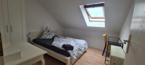 a small bedroom with a bed and a window at Ganze 2 Raum Ferienwohnung Rechts in Baderitz
