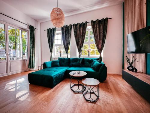 sala de estar con sofá verde y mesa en Oasis Appart - Wohnen im Königspark - Elbhang Dresden - große Terrasse - Netflix - TG en Dresden
