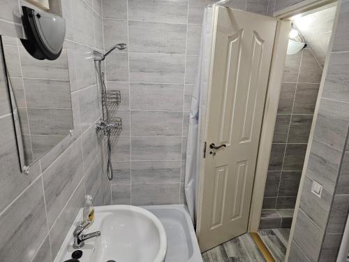 uma casa de banho com um lavatório, um WC e um espelho. em Végvári Hotel Eger em Eger