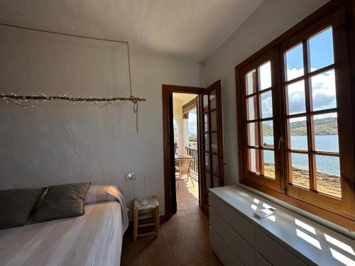 una camera con un letto e una grande finestra di ES POLIT by SOM Menorca a Fornells