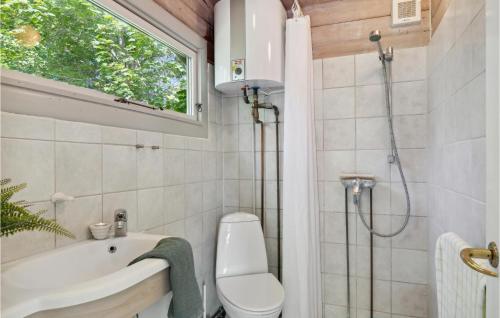 uma casa de banho com um WC, um lavatório e um chuveiro em Gorgeous Home In Vejby With Kitchen em Vejby