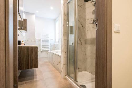 Gold Sweet Home في لا سبيتسيا: حمام مع دش وباب زجاجي