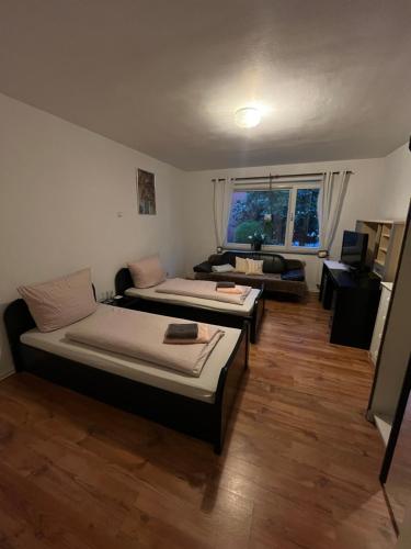 een kamer met 2 bedden en een bank. bij Zimmer in Köln in Keulen