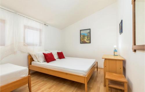 1 Schlafzimmer mit 2 Betten in einem Zimmer in der Unterkunft Amazing Apartment In Fazana With Kitchen in Fažana