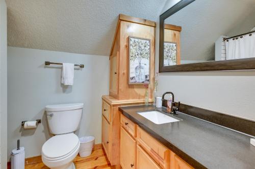 Ένα μπάνιο στο Hot Tub Luxe Lake Livingston Cabin in Cape Royale