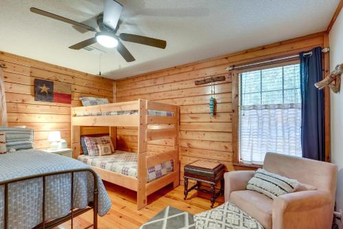 ein Schlafzimmer mit einem Etagenbett und einem Stuhl in der Unterkunft Cape Royale Luxury Livingston Cabin with Hot Tub! in Coldspring