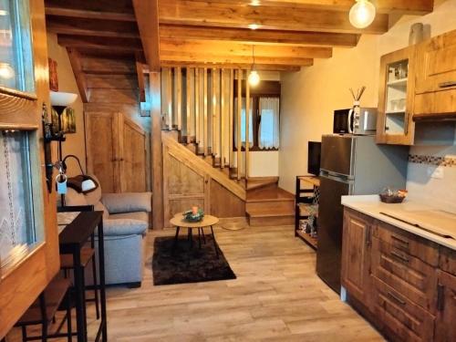 Il comprend une cuisine et un salon avec des murs en bois et du parquet. dans l'établissement El Arniu, à Cangas de Onís