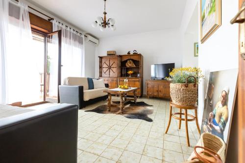 sala de estar con sofá y mesa en Apartment Lauma en Zadar