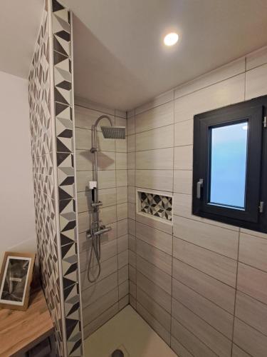 uma casa de banho com um chuveiro e uma janela em Charmante Maison avec Piscine em Bessan