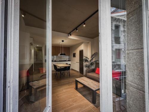 vistas a la sala de estar y a la cocina desde una ventana en Alojamientos Miss Tic Ciudad Vieja Coruña, en A Coruña