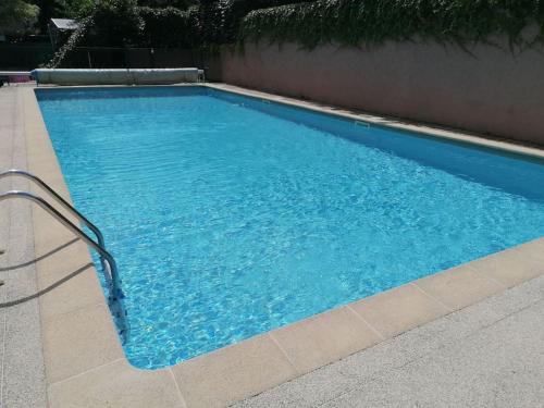 une piscine avec de l'eau bleue dans un immeuble dans l'établissement Appartement de charme, Garage, Terrasse, Piscine, à Lyon