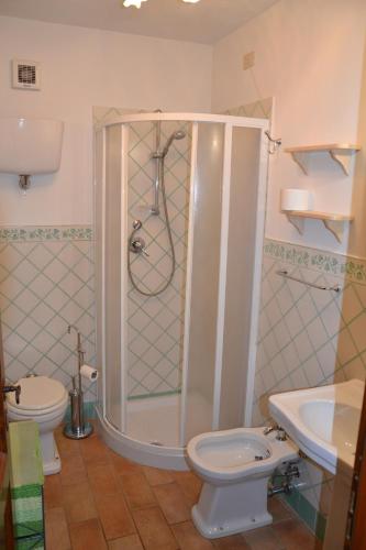 La salle de bains est pourvue d'une douche, de toilettes et d'un lavabo. dans l'établissement VILLA VITELLINO, à Castiglione del Lago