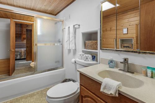 y baño con aseo, lavabo y ducha. en The Lakehouse Cabin - Located close to the Lake! Hot Tub, Smart TV, and WiFi! en Big Bear Lake