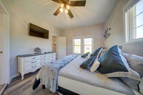 Ένα ή περισσότερα κρεβάτια σε δωμάτιο στο Pet-Friendly Centerville Home with Fire Pit and Grill