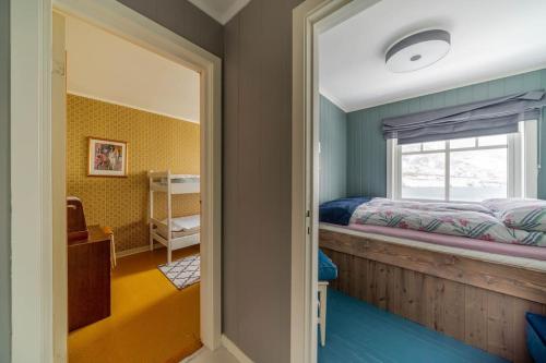 レーヌにあるReine Retro Villa - Cozy Villa With a Fantastic Viewのベッドルーム(ベッド1台、窓付)