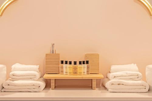 una stanza con asciugamani e un tavolo con asciugamani di Les Coteaux de Toulouse a Aureville