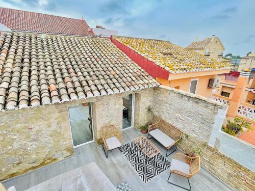 d'une vue sur un bâtiment avec des chaises et un toit. dans l'établissement casa Albufera junior, à Valence