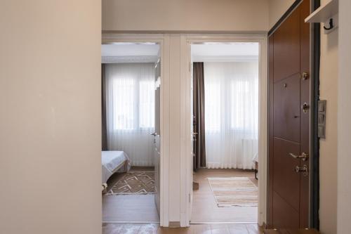 een open deur naar een kamer met een slaapkamer bij Near the Historical Elevator with a sea view in Konak
