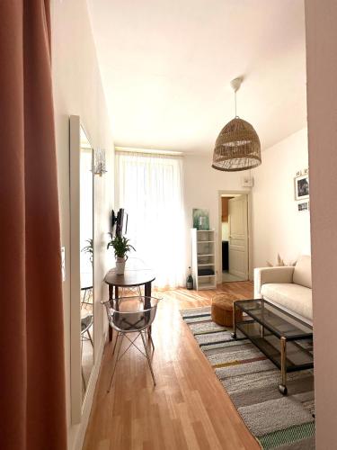 un salon avec une table et un canapé dans l'établissement La Petite Rémoise - Hyper Centre, à Reims