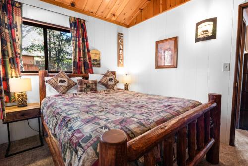 Ένα ή περισσότερα κρεβάτια σε δωμάτιο στο The Cuddle Inn - True feeling of a great cabin! Beautiful and homey! Walking distance to the lake!